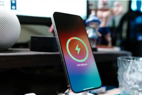弋阳苹果15换屏服务分享用什么充电器给iPhone15充电更好 